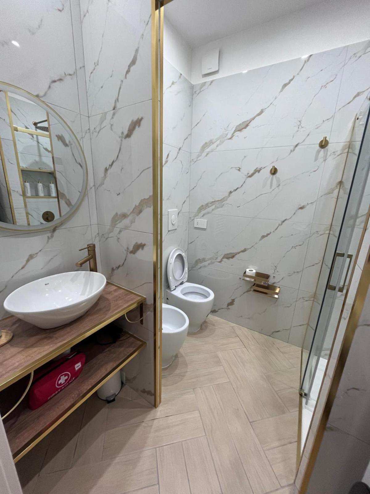 Gold Apartment *